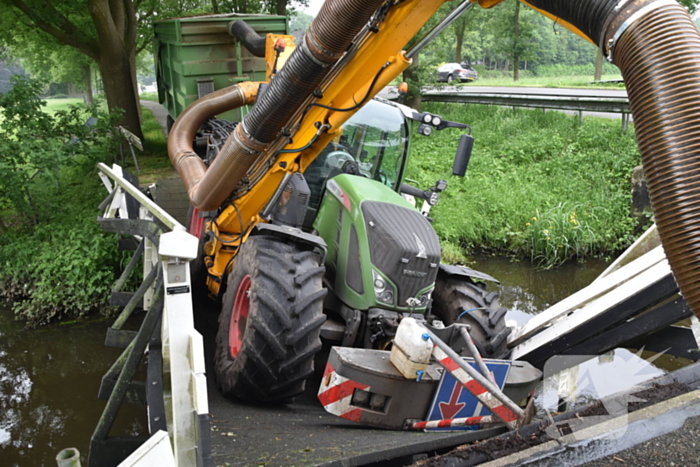 Berm maaier zakt door brug