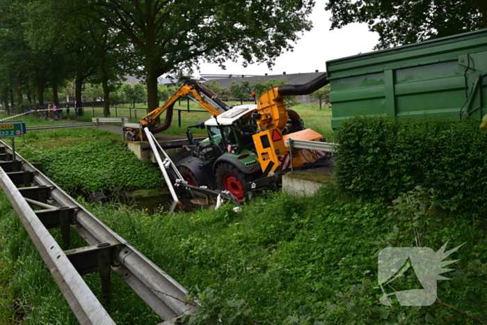 Berm maaier zakt door brug