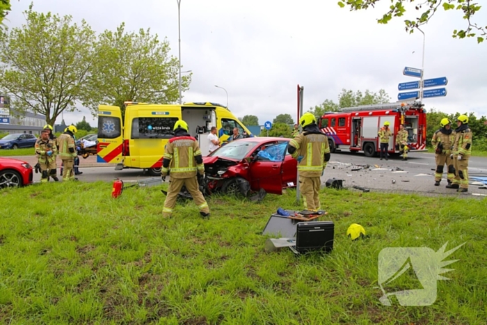 Gewonde na frontale botsing op kruising, ook kind betrokken