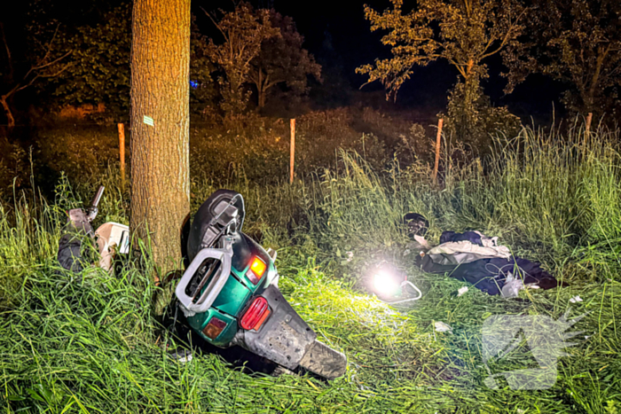 Traumateam ingezet nadat scooter tegen boom botst