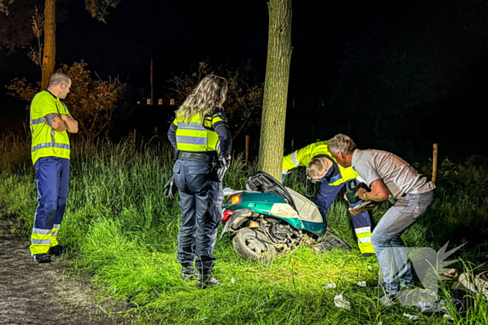 Traumateam ingezet nadat scooter tegen boom botst