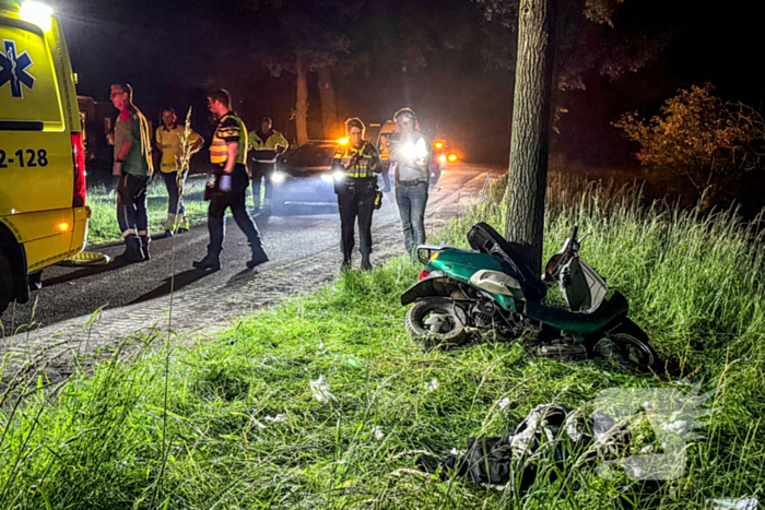 Traumateam ingezet nadat scooter tegen boom botst