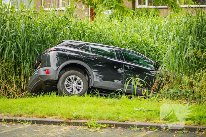Auto eindigt in het riet