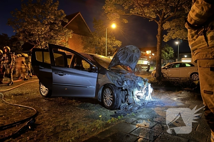 Brandweer blust brandende personenauto
