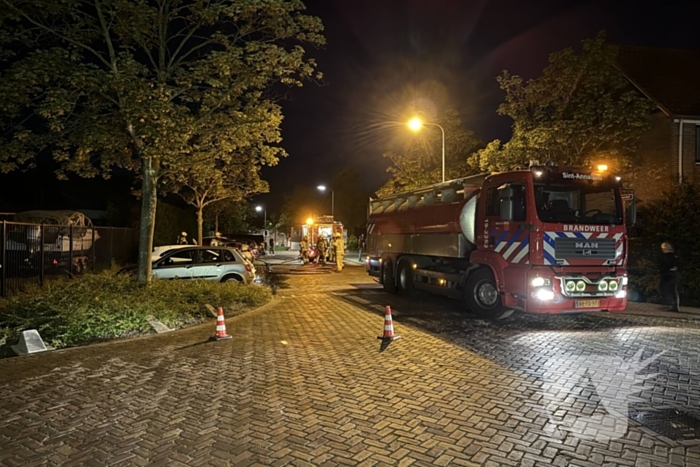 Brandweer blust brandende personenauto