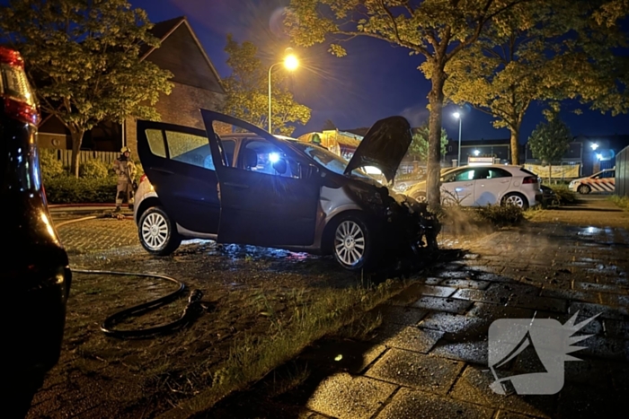 Brandweer blust brandende personenauto