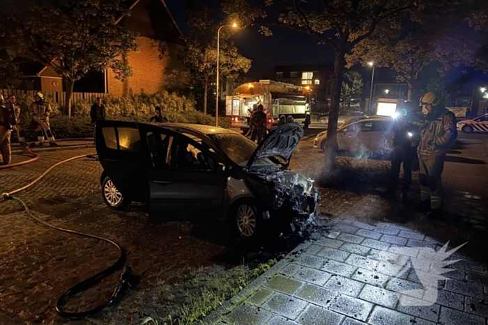 Brandweer blust brandende personenauto