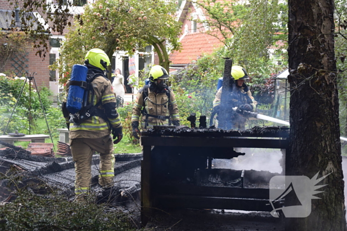 Felle brand verwoest schuur bij woning
