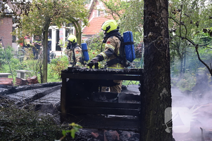 Felle brand verwoest schuur bij woning