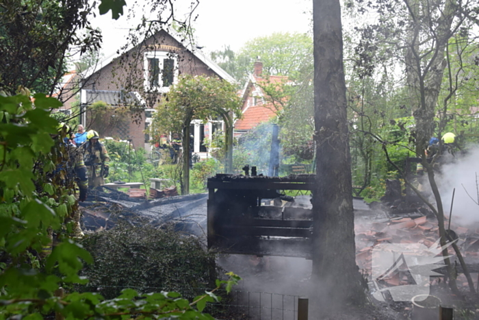 Felle brand verwoest schuur bij woning