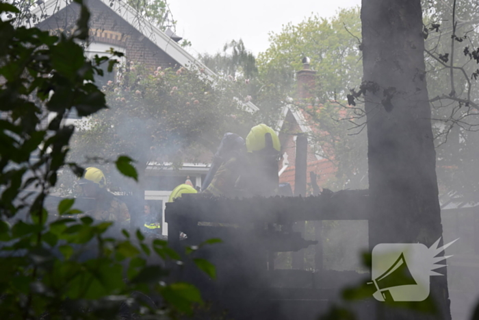 Felle brand verwoest schuur bij woning