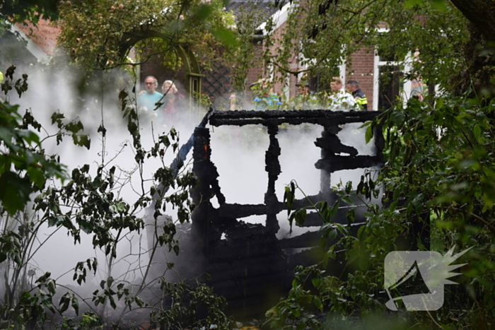 Felle brand verwoest schuur bij woning