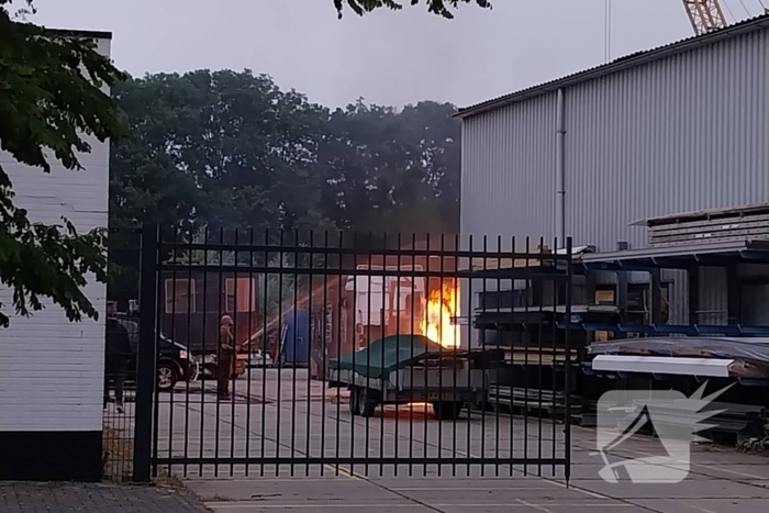 Brandweer schaalt uit voorzorg op bij brand bij loods