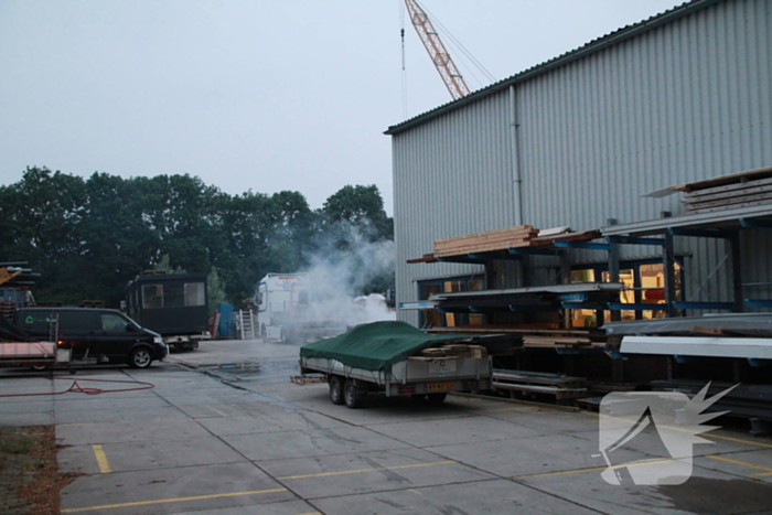 Brandweer schaalt uit voorzorg op bij brand bij loods