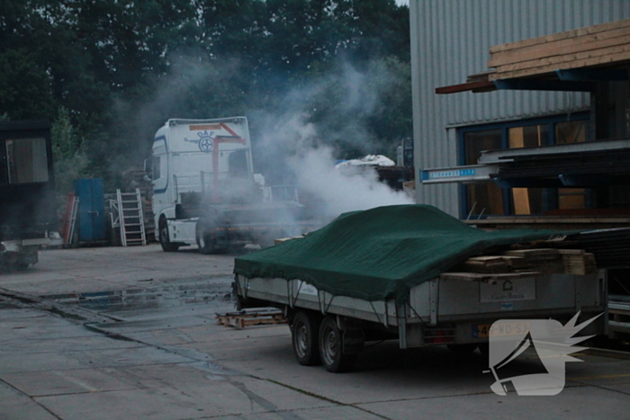 Brandweer schaalt uit voorzorg op bij brand bij loods