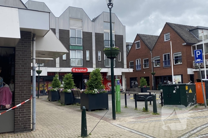 Brandweer blust brand in drogisterij winkel