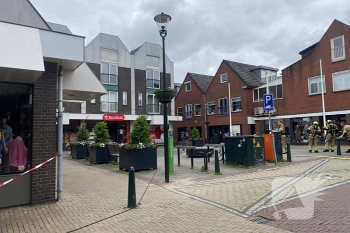 Brandweer blust brand in drogisterij winkel
