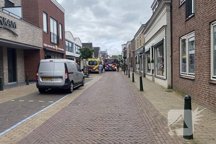 Brandweer blust brand in drogisterij winkel