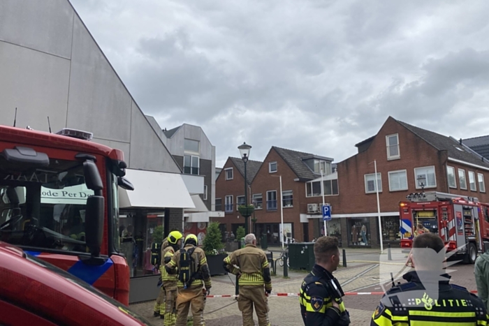 Brandweer blust brand in drogisterij winkel