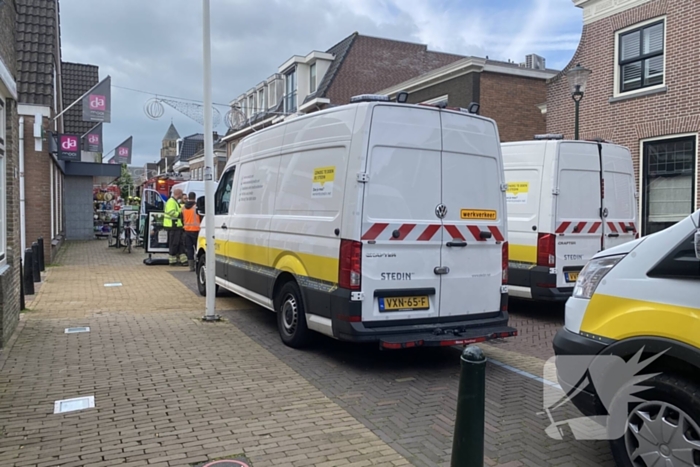 Brandweer blust brand in drogisterij winkel