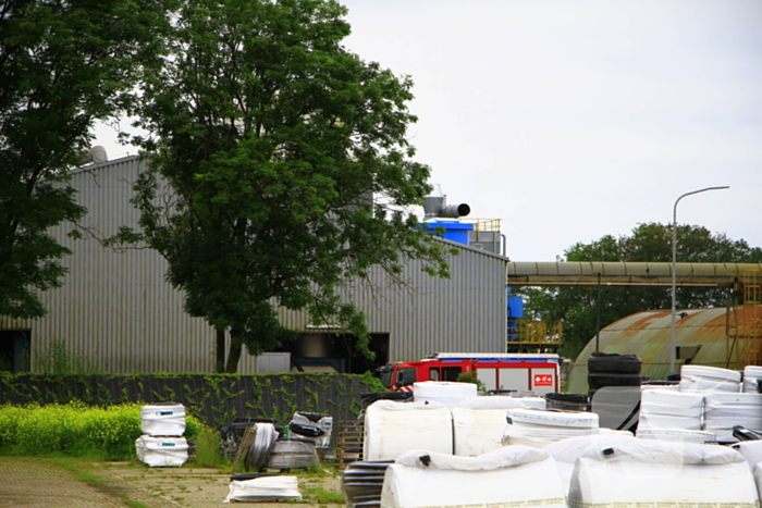 Brandweer blust brand in bedrijfspand