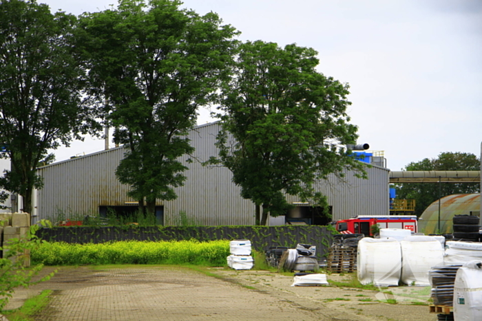 Brandweer blust brand in bedrijfspand