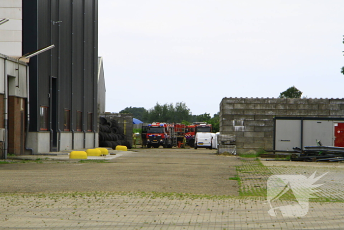 Brandweer blust brand in bedrijfspand