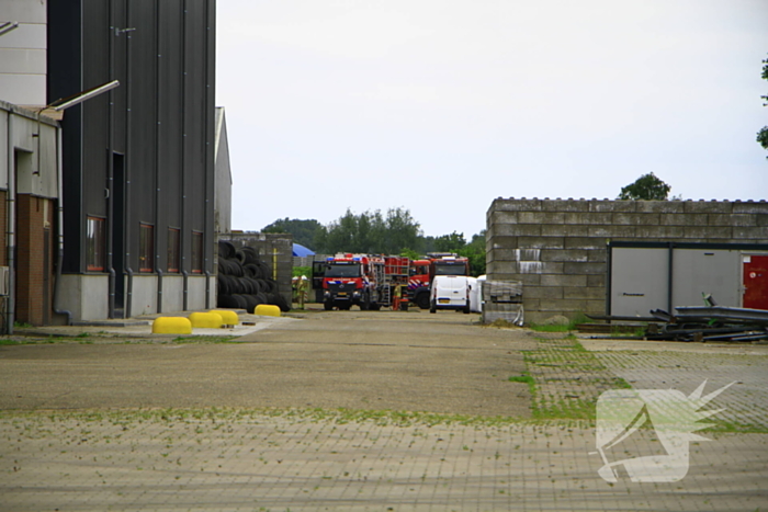 Brandweer blust brand in bedrijfspand