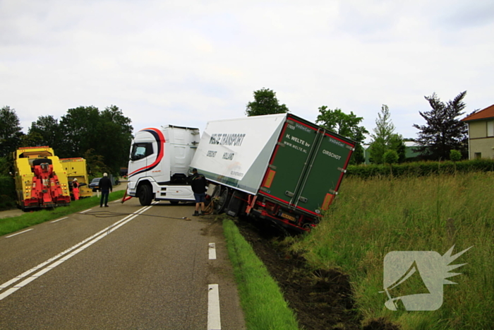Vrachtwagencombinatie raakt van de weg