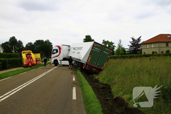 Vrachtwagencombinatie raakt van de weg