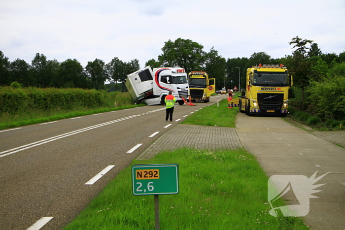 Vrachtwagencombinatie raakt van de weg