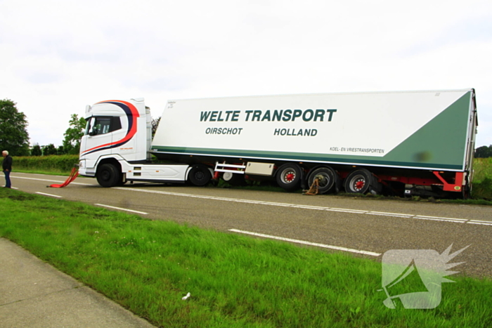 Vrachtwagencombinatie raakt van de weg