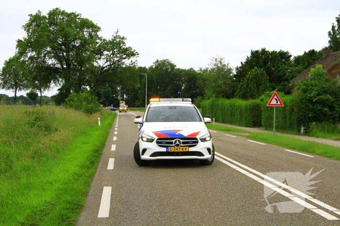 Vrachtwagencombinatie raakt van de weg