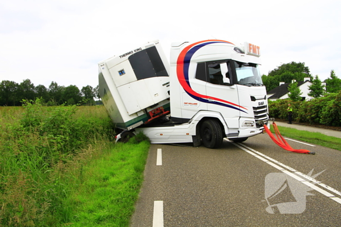 Vrachtwagencombinatie raakt van de weg