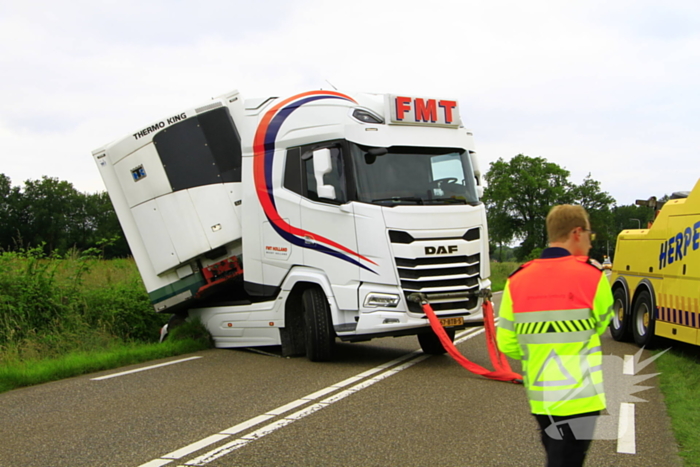 Vrachtwagencombinatie raakt van de weg