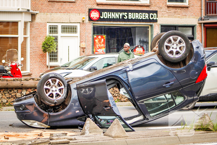 Auto belandt op de kop