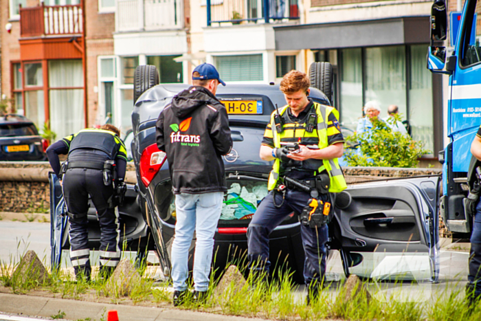 Auto belandt op de kop