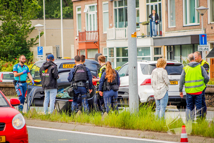 Auto belandt op de kop