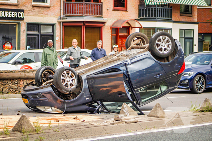 Auto belandt op de kop
