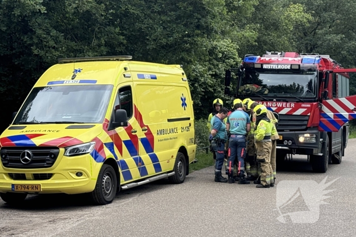 Wandelaar wordt uit bos getild door brandweer