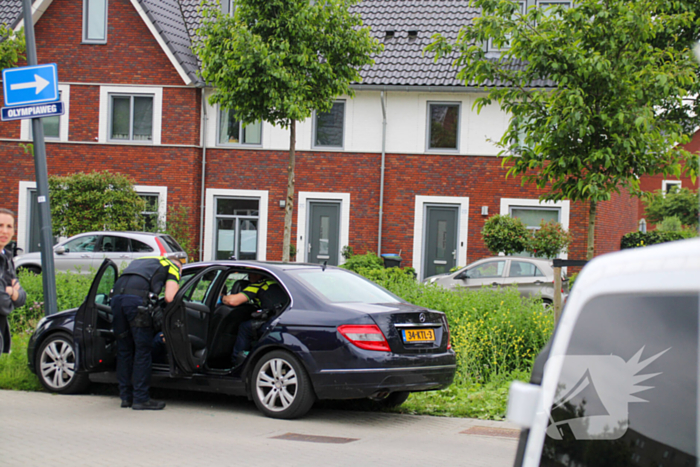 Politie tikt autoruit in nadat onwel geworden persoon tegen lantaarnpaal botst