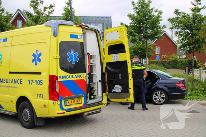 Politie tikt autoruit in nadat onwel geworden persoon tegen lantaarnpaal botst