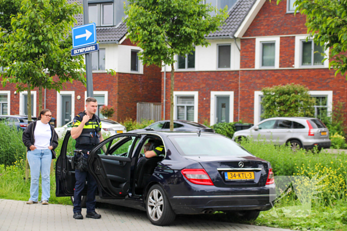 Politie tikt autoruit in nadat onwel geworden persoon tegen lantaarnpaal botst