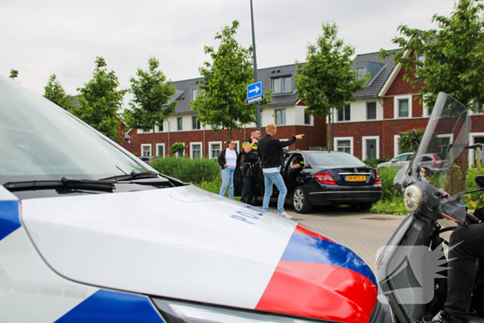 Politie tikt autoruit in nadat onwel geworden persoon tegen lantaarnpaal botst