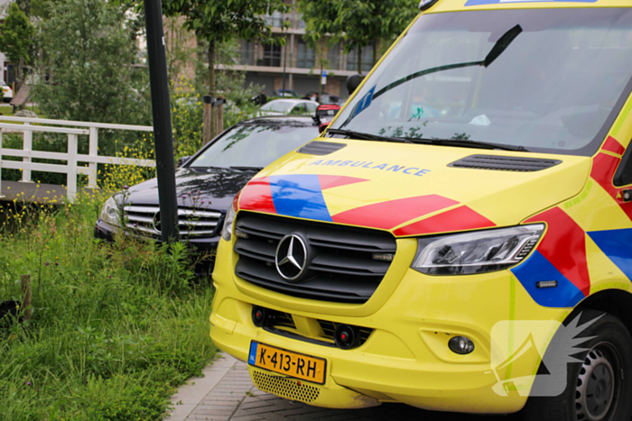 Politie tikt autoruit in nadat onwel geworden persoon tegen lantaarnpaal botst