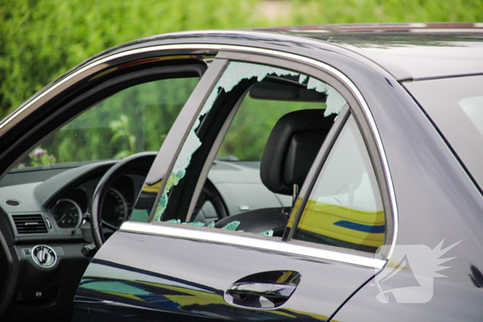 Politie tikt autoruit in nadat onwel geworden persoon tegen lantaarnpaal botst