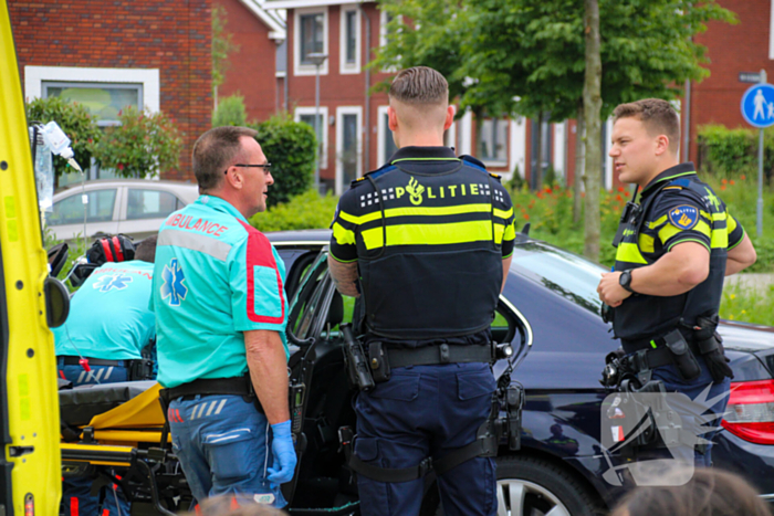 Politie tikt autoruit in nadat onwel geworden persoon tegen lantaarnpaal botst