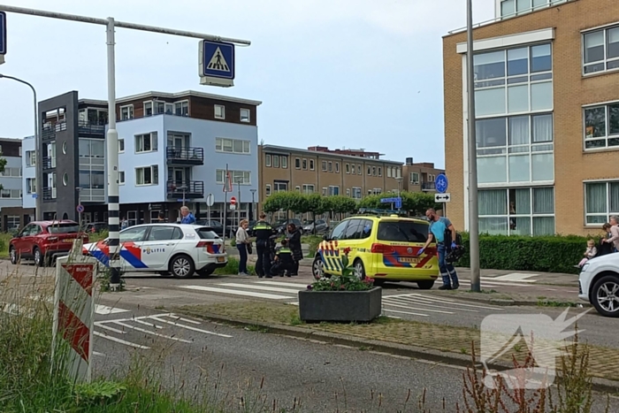 Scooterrijder botst met personenauto