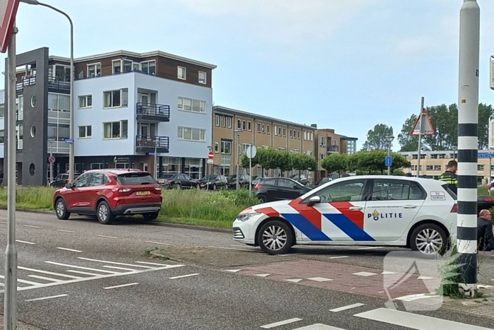 Scooterrijder botst met personenauto