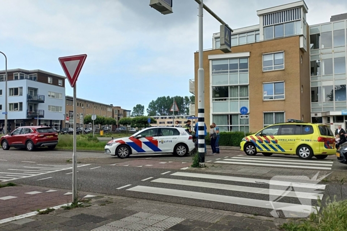 Scooterrijder botst met personenauto